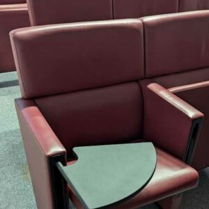 Rang de fauteuils de salle d'auditorium composé de 8 sièges en cuir bordeaux de marque POLTRONA FRAU avec tablette rétractable. 90 x 488 x 70 cm. Localisation : 7 est – Image 3