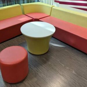 Espace d'attente de marque Connexion comprenant 1 banquette 3 places, 1 de 2 places, 1 d'angle (62 x 205 x 240 x 72 cm), 1 pouf et 1 table (57 x 75 cm). Localisation : 6 ouest