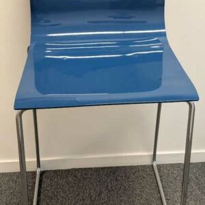 3 chaises hautes empilables, coque en plastique bleu, piètement en acier chromé. 105 x 46 x 46 cm. Localisation : 5 ouest