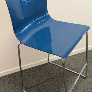 3 chaises hautes empilables, coque en plastique bleu, piètement en acier chromé. 105 x 46 x 46 cm. Localisation : 5 ouest – Image 2