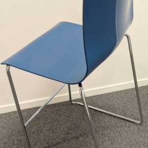3 chaises hautes empilables, coque en plastique bleu, piètement en acier chromé. 105 x 46 x 46 cm. Localisation : 5 ouest – Image 3