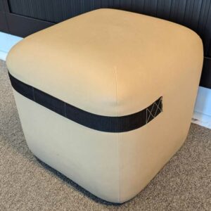 Paire de poufs sur roulettes de marque VICCARBE recouverts de cuir beige. 43 x 50 x 50 cm. Localisation : 5 ouest