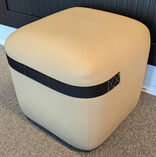 Paire de poufs sur roulettes de marque VICCARBE recouverts de cuir beige. 43 x 50 x 50 cm. Localisation : 5 ouest