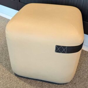 Paire de poufs sur roulettes de marque VICCARBE recouverts de cuir beige. 43 x 50 x 50 cm. Localisation : 5 ouest – Image 2