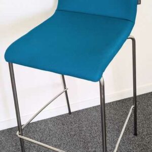 Paire de chaises hautes de marque NARBUTAS modèle Moon, coque en tissu bleu, piètement en acier chromé. 103 x 40 x 52 cm. Localisation : 5 est