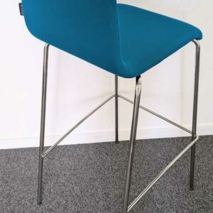 Paire de chaises hautes de marque NARBUTAS modèle Moon, coque en tissu bleu, piètement en acier chromé. 103 x 40 x 52 cm. Localisation : 5 est – Image 3