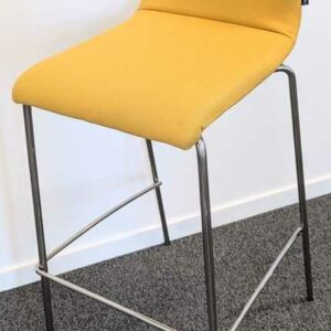 Chaise haute de marque NARBUTAS modèle Moon, coque en tissu jaune moutarde, piètement en acier chromé. 103 x 40 x 52 cm. Localisation : 5 est