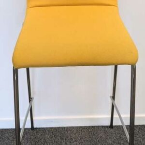 Chaise haute de marque NARBUTAS modèle Moon, coque en tissu jaune moutarde, piètement en acier chromé. 103 x 40 x 52 cm. Localisation : 5 est – Image 2