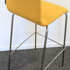 Chaise haute de marque NARBUTAS modèle Moon, coque en tissu jaune moutarde, piètement en acier chromé. 103 x 40 x 52 cm. Localisation : 5 est – Image 3