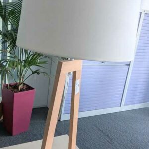 3 lampes de table en bois, abat jour en tissu blanc. Hauteur : 68 cm. Localisation : 4 est – Image 2