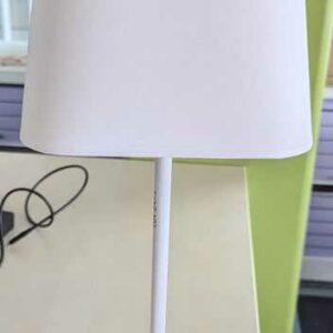 3 lampes de table de marque MANADE, tige et base en acier laqué blanc, dont 2 avec abat jour blanc et 1 avec abat jour violet. Hauteur :  64 cm. Localisation : 4 est