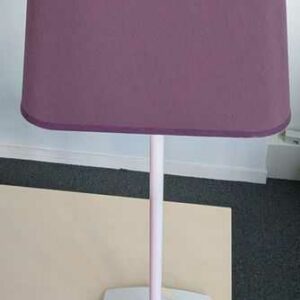3 lampes de table de marque MANADE, tige et base en acier laqué blanc, dont 2 avec abat jour blanc et 1 avec abat jour violet. Hauteur :  64 cm. Localisation : 4 est – Image 2