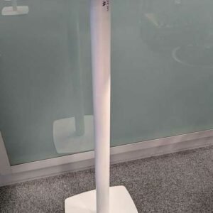Table haute ou mange debout, plateau carré à bords arrondis en bois stratifié blanc reposant sur un pied colonne en acier laqué blanc. 112 x 43 x 43 cm. Localisation : 4 est