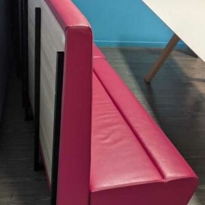 2 banquettes solidarisées recouvertes de simili cuir couleur framboise. 110 x 260 x 62 cm. Localisation : 4 est – Image 2