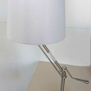 Lampe de table articulée de marque UNILUX en acier, abat jour en tissu blanc. 68 x 20 cm. Localisation : 2 est