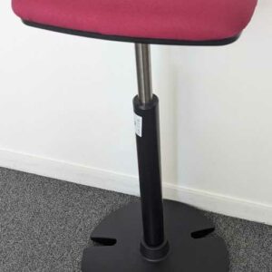 Paire de tabourets pivotants ajustables de marque STEELCASE, assise en tissu rouge. Hauteur max : 90 x 38 x 26 cm. Localisation : 2 est