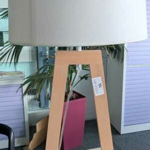 Lampe de table en bois, abat jour en tissu blanc. Hauteur : 68 cm. Localisation : 2 est