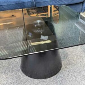 2 Tables basses, plateau carré à bords arrondis en verre fumé, piètement conique en métal, l'un marron et l'autre en noir. 40 x 70 x 70 cm. Localisation : 2 est – Image 2
