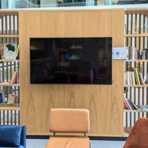 Bibliothèque double face en bois avec 10 niches et 2 emplacements pour TV. 240 x 320 x 53 cm. Localisation : 2 est