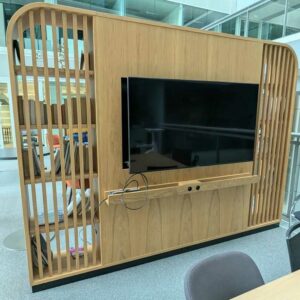 Bibliothèque double face en bois avec 10 niches et 2 emplacements pour TV. 240 x 320 x 53 cm. Localisation : 2 est – Image 2