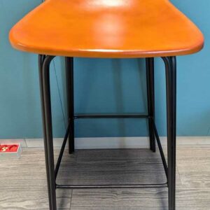 Suite de 3 tabourets hauts, assise en plastique effet cuir, piètement en acier laqué noir. 82 x 42 x 36 cm. Localisation : 2 est