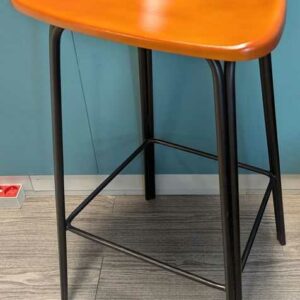 Suite de 3 tabourets hauts, assise en plastique effet cuir, piètement en acier laqué noir. 82 x 42 x 36 cm. Localisation : 2 est – Image 2