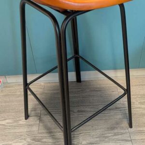 Suite de 3 tabourets hauts, assise en plastique effet cuir, piètement en acier laqué noir. 82 x 42 x 36 cm. Localisation : 2 est – Image 3