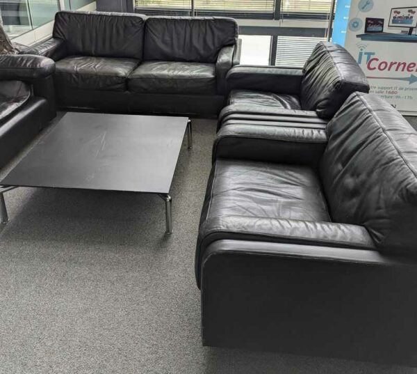 Salon de marque SWANN comprenant 1 canapé 2 places (76 x 190 x 86 cm) et 2 fauteuils en cuir noir (190 x 92 x 86 cm). Usures. Localisation : 1er coursive