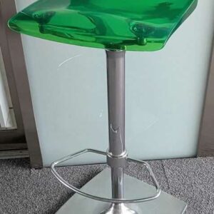 Paire de tabourets hauts pivotants ajustables de marque SOFTLINE, coque en plastique translucide vert, piètement en métal chromé. 90 x 34 x 37 cm. Localisation : 1er coursive
