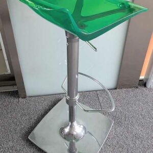 Paire de tabourets hauts pivotants ajustables de marque SOFTLINE, coque en plastique translucide vert, piètement en métal chromé. 90 x 34 x 37 cm. Localisation : 1er coursive – Image 2