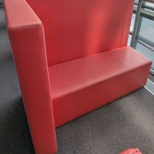 Espace de confidentialité de marque ABV comprenant 2 banquettes en face à face en simili cuir rose. 128 x 160 x 90 cm chaque. Localisation : 1er coursive – Image 3