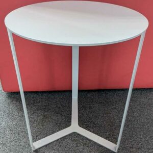 Table d'appoint de marque MARELLI en acier laqué blanc. 50 x 40 cm. Localisation : 1er coursive