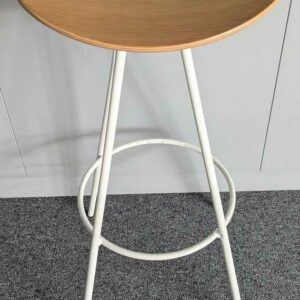 Paire de tabourets de marque ENEA en acier laqué blanc, assise thermoformée en bois. 80 x 41 x 31 cm. Localisation : 1 ouest – Image 2