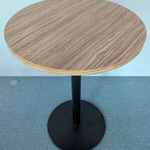 Mange debout, plateau rond en bois stratifié couleur noyer, pied colonne en acier laqué noir. 115 x 80 cm. 2 unités. Vendu à l'unité avec faculté de réunion. Localisation : 1 ouest, 1 est – Image 2