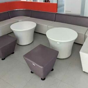 Espace d'attente de marque HIVE comprenant 6 banquettes, 2 tables et 2 poufs en simili cuir marron et beige et feutrine orange. 108 x 400 x 24 cm. Localisation : 1 ouest
