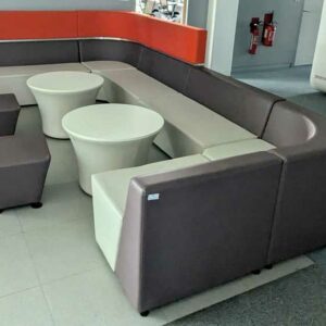 Espace d'attente de marque HIVE comprenant 6 banquettes, 2 tables et 2 poufs en simili cuir marron et beige et feutrine orange. 108 x 400 x 24 cm. Localisation : 1 ouest – Image 2