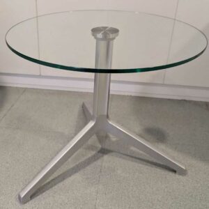 Table d'appoint de marque PEDRALI (modèle Ypsilon ?) plateau rond en  verre transparent reposant sur un piètement tripode en métal. 52 x 60 cm. Localisation : 1 ouest