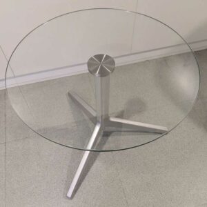 Table d'appoint de marque PEDRALI (modèle Ypsilon ?) plateau rond en  verre transparent reposant sur un piètement tripode en métal. 52 x 60 cm. Localisation : 1 ouest – Image 2
