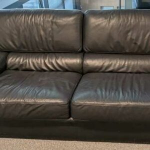 Canapé de marque SWANN en cuir noir. 82 x 200 x 100 cm . Localisation : 1 ouest