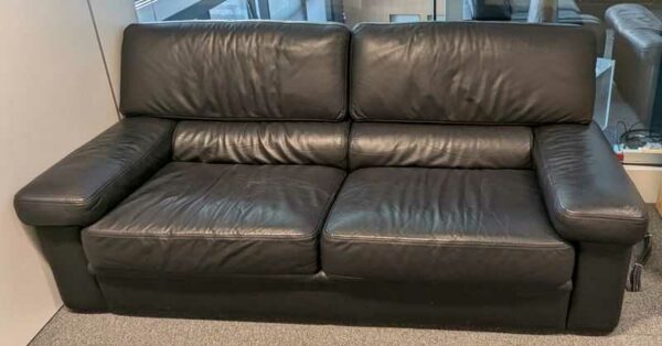 Canapé de marque SWANN en cuir noir. 82 x 200 x 100 cm . Localisation : 1 ouest