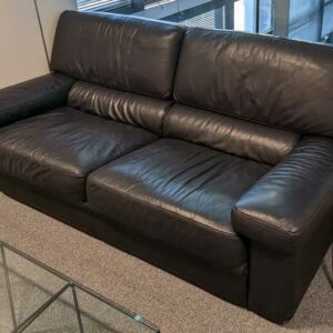 Canapé de marque SWANN en cuir noir. 82 x 200 x 100 cm . Localisation : 1 ouest – Image 2