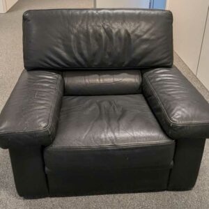 Fauteuil de marque SWANN en cuir noir. 82 x 110 x 100 cm. Localisation : 1 ouest