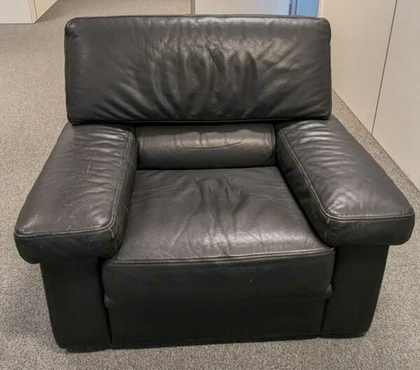 Fauteuil de marque SWANN en cuir noir. 82 x 110 x 100 cm. Localisation : 1 ouest