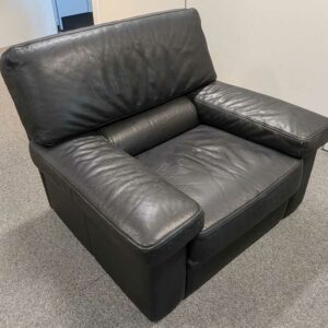 Fauteuil de marque SWANN en cuir noir. 82 x 110 x 100 cm. Localisation : 1 ouest – Image 2