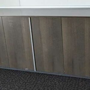 Armoire basse ou enfilade de marque BENE en bois foncé et inserts en métal ouvrant par 6 portes battantes. 82 x 240 x 47 cm. Localisation : 1 ouest