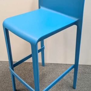 Paire de chaises hautes empilables de marque PEDRALI modèle Volt en plastique bleu turquoise. 100 x 41 x 44 cm. Localisation : 1 ouest