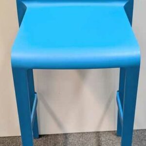 Paire de chaises hautes empilables de marque PEDRALI modèle Volt en plastique bleu turquoise. 100 x 41 x 44 cm. Localisation : 1 ouest – Image 2