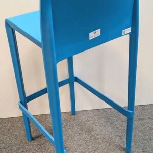 Paire de chaises hautes empilables de marque PEDRALI modèle Volt en plastique bleu turquoise. 100 x 41 x 44 cm. Localisation : 1 ouest – Image 3