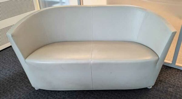 Salon de marque TACCHINI en cuir gris clair comprenant un canapé (73 x 142 x 64 cm) et 2 fauteuils (73 x 80 x 64 cm). Localisation : 1 ouest