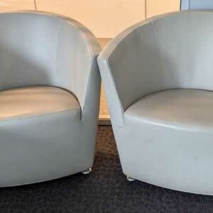 Salon de marque TACCHINI en cuir gris clair comprenant un canapé (73 x 142 x 64 cm) et 2 fauteuils (73 x 80 x 64 cm). Localisation : 1 ouest – Image 2